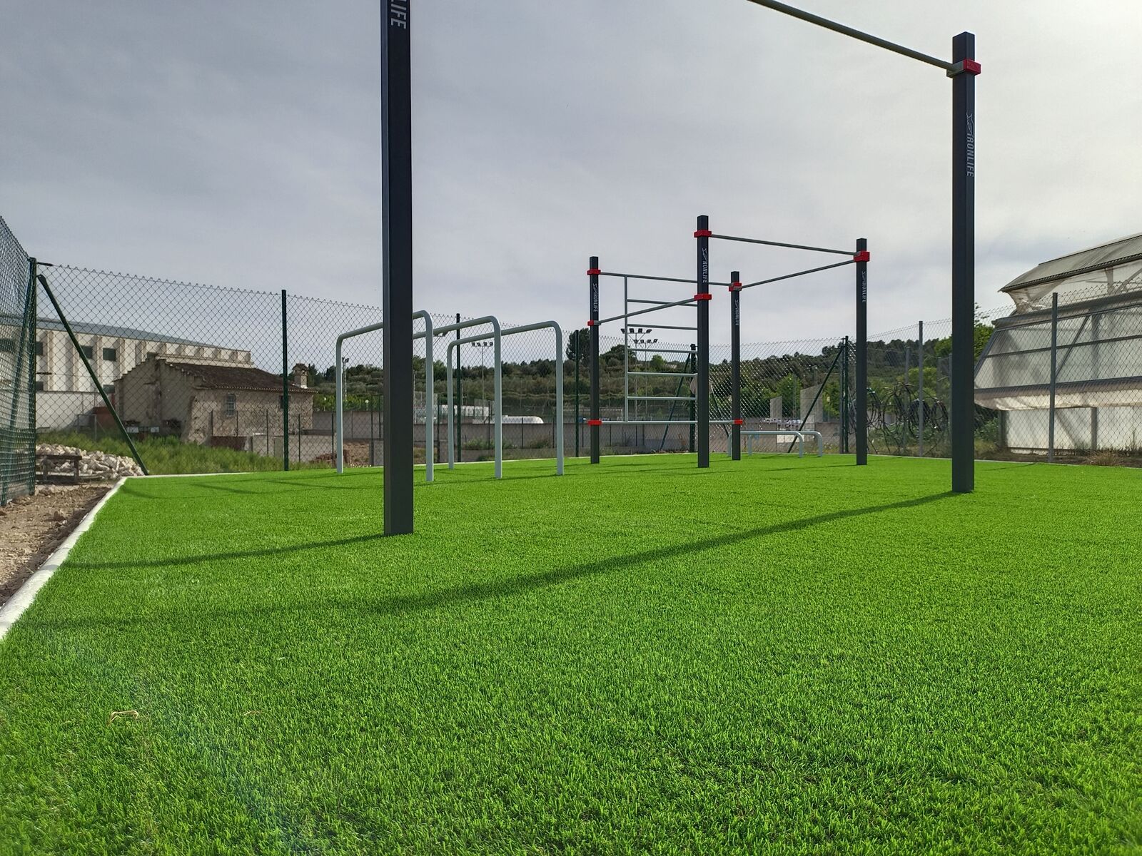 Parque deportivo con césped