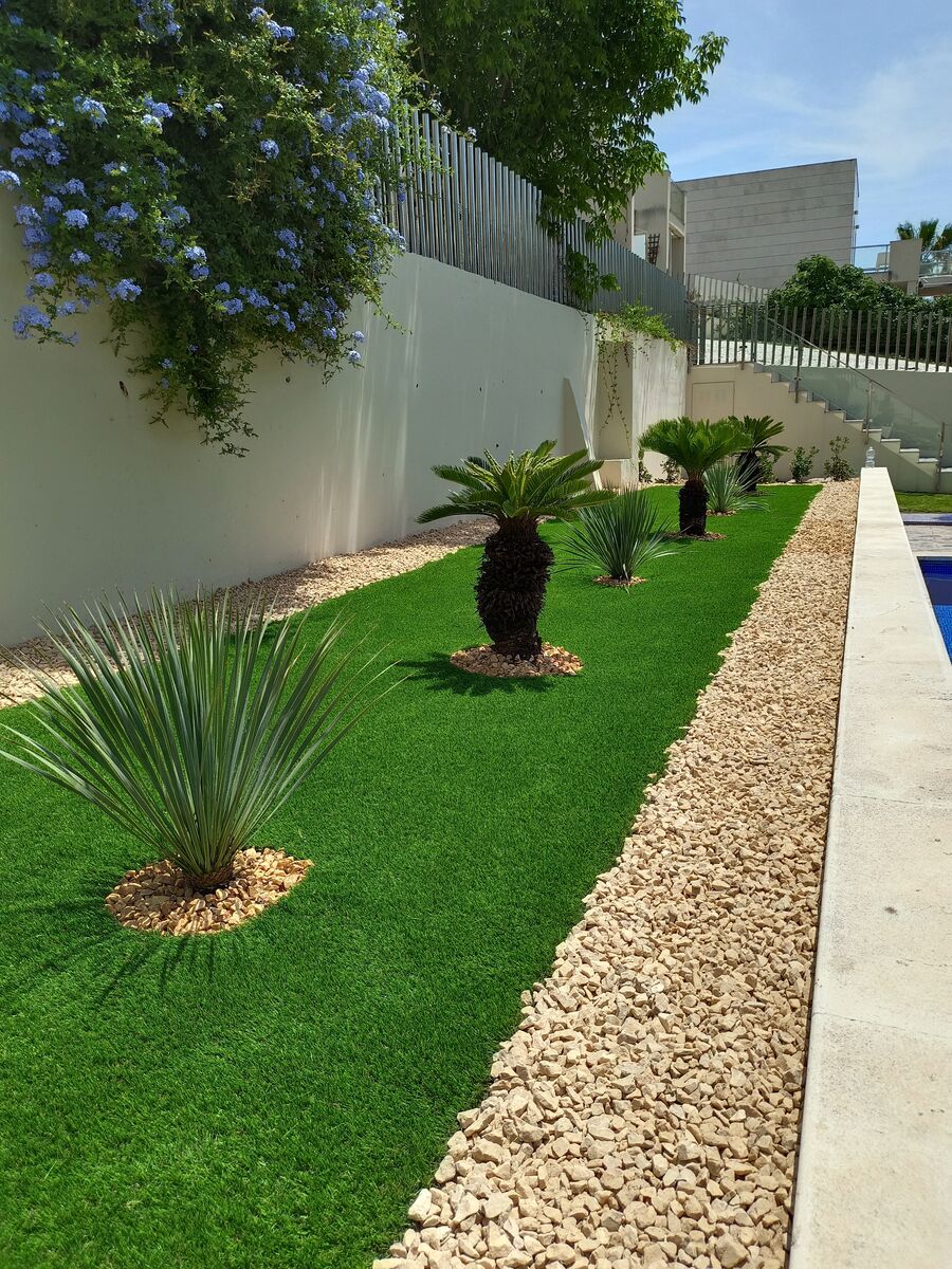 Jardín mediterráneo con piscina