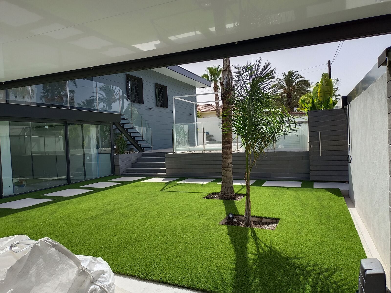 Espacio exterior con césped