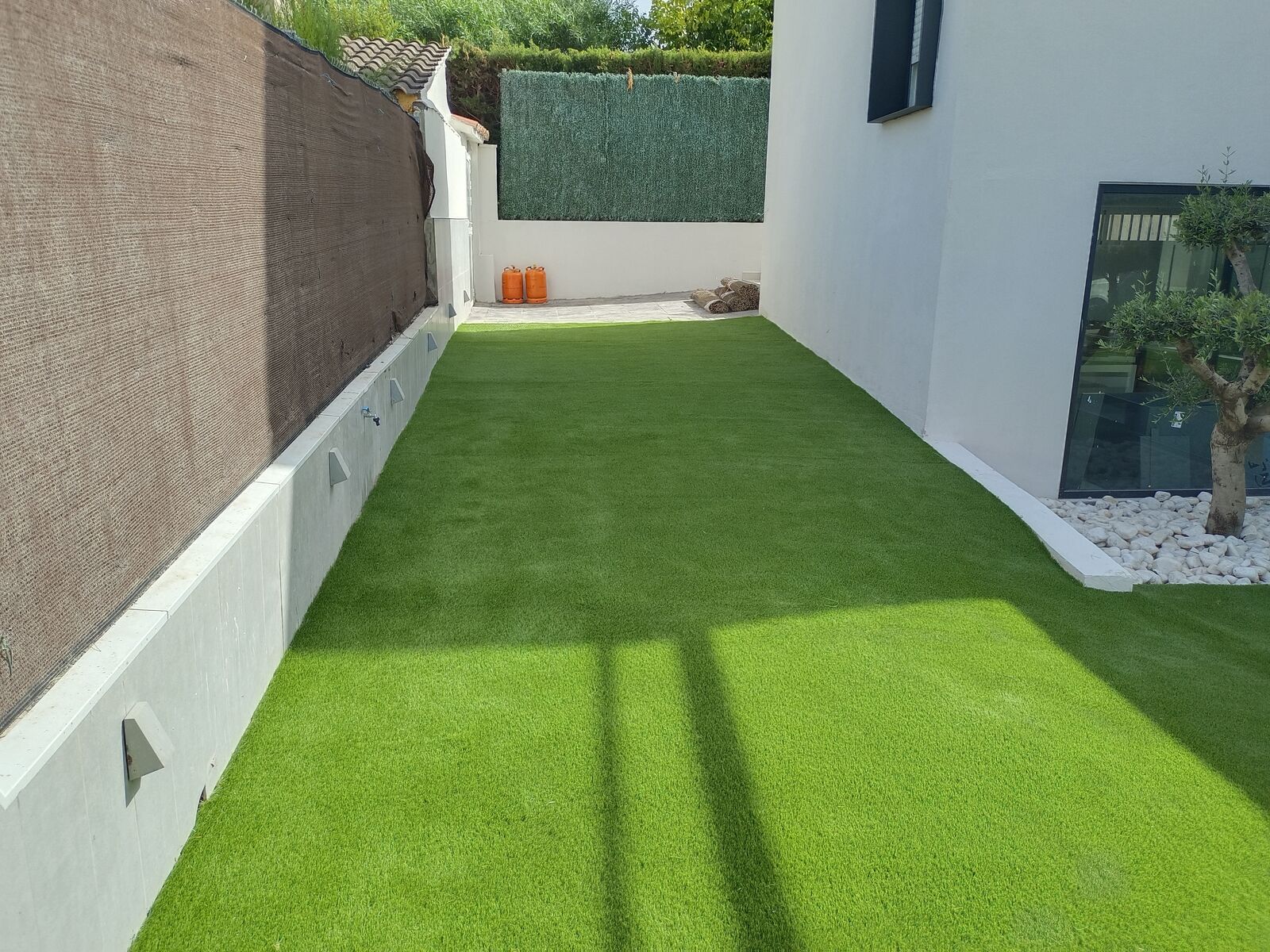 Terraza con césped artificial